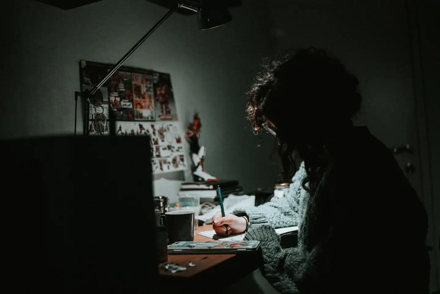 woman-drawing-in-paper