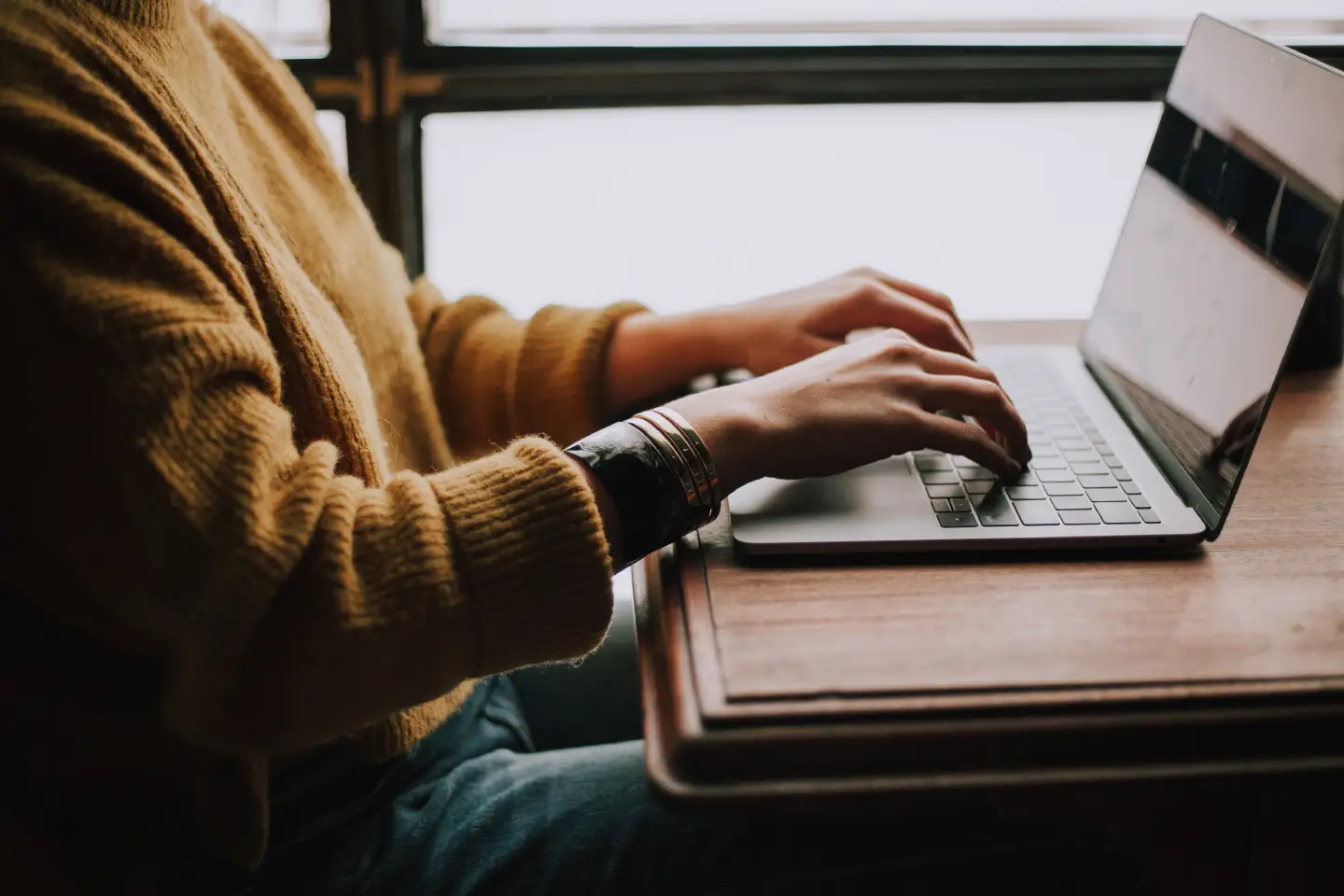 woman-writing-laptop